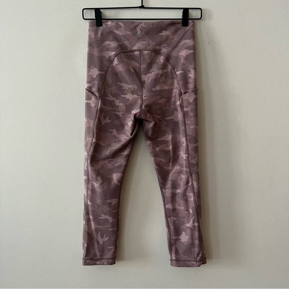 Athleta Ultimate Stash Pocket Textured Camo Capri Leggings - Picture 4 of 8